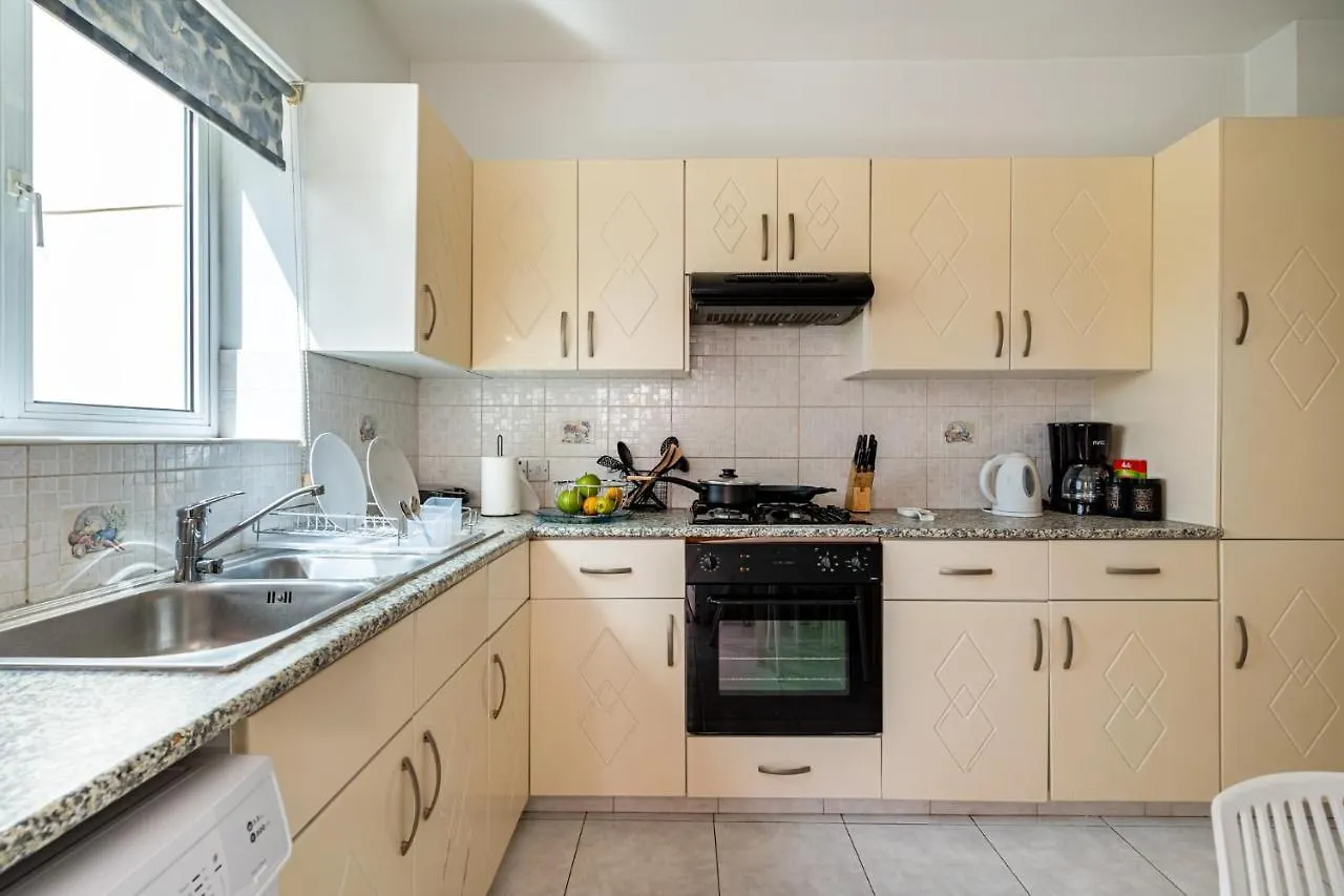 Sweet Retreat 2-Br Apartment In Mackenzie Larnaca
