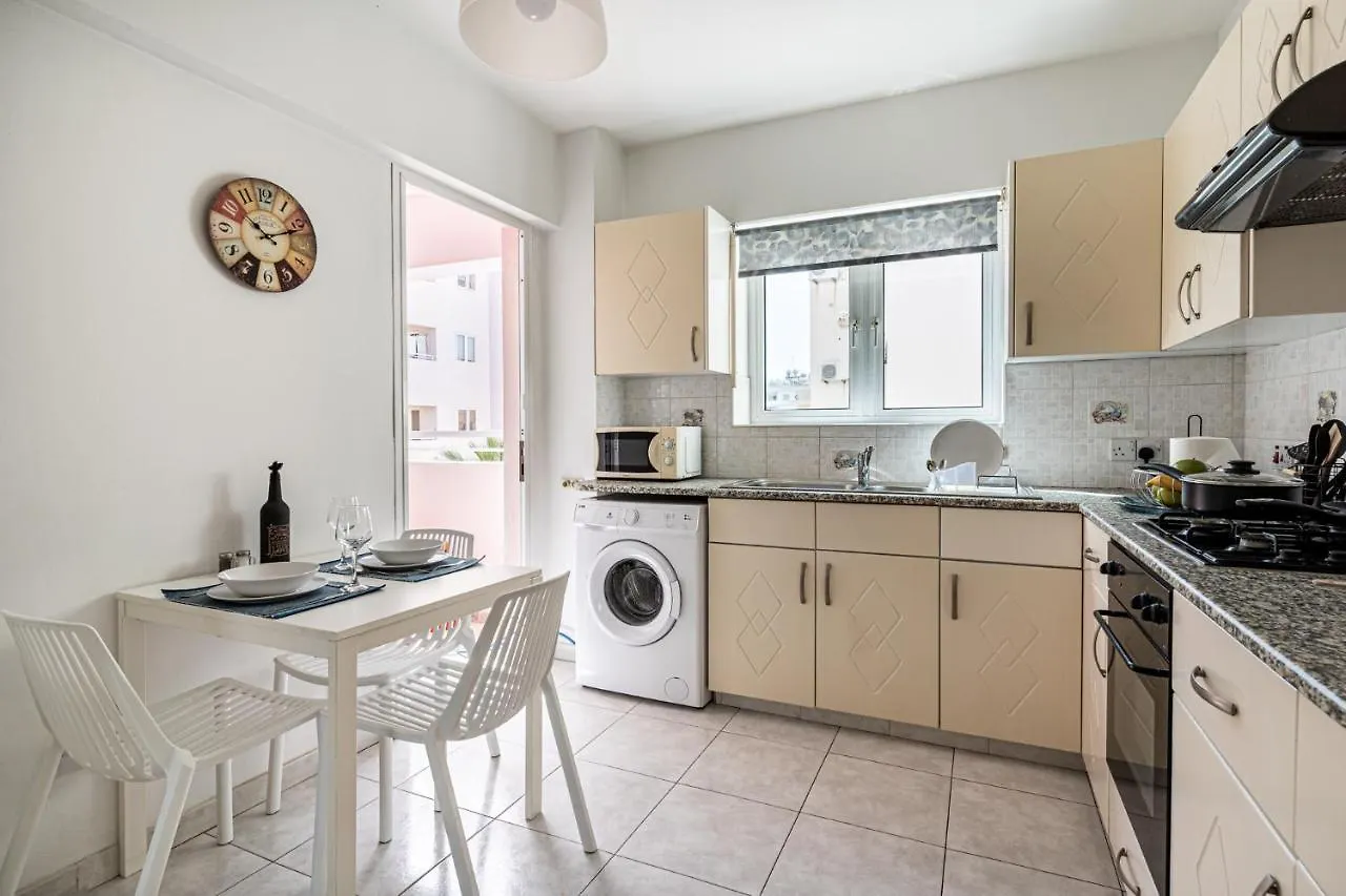 Sweet Retreat 2-Br Apartment In Mackenzie Larnaca